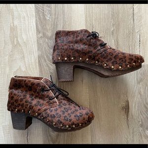 Leopard print pony hair clogs